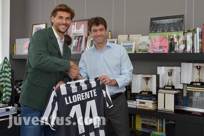 Fernando Llorente ya posa con su nueva camiseta