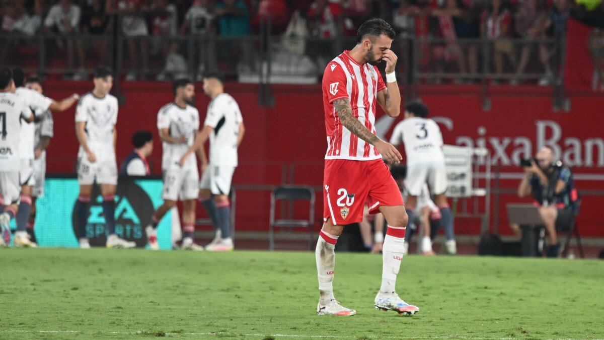 Álex Centelles lamentándose de haber encajado un nuevo gol contra el Albacete Balompié.