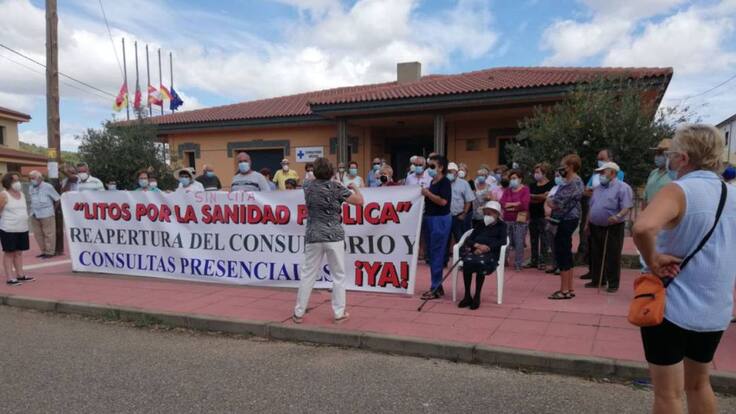 Los vecinos de Litos mantienen su movilización para recuperar la atención sanitaria presencial