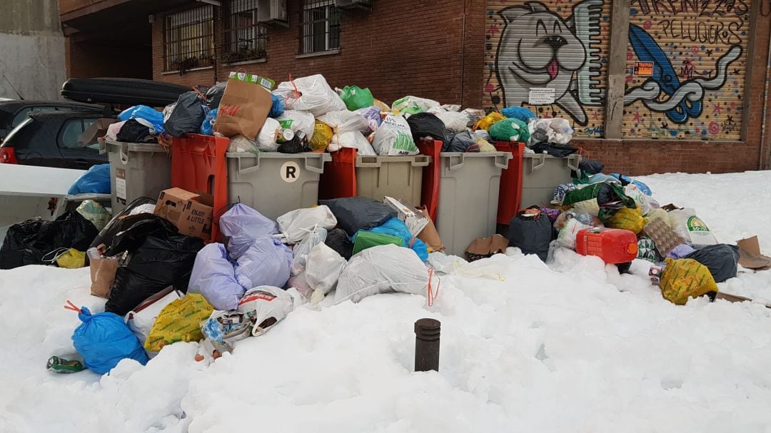 Acumulación de nieve y basura en contenedores del distrito madrileño de Tetuán