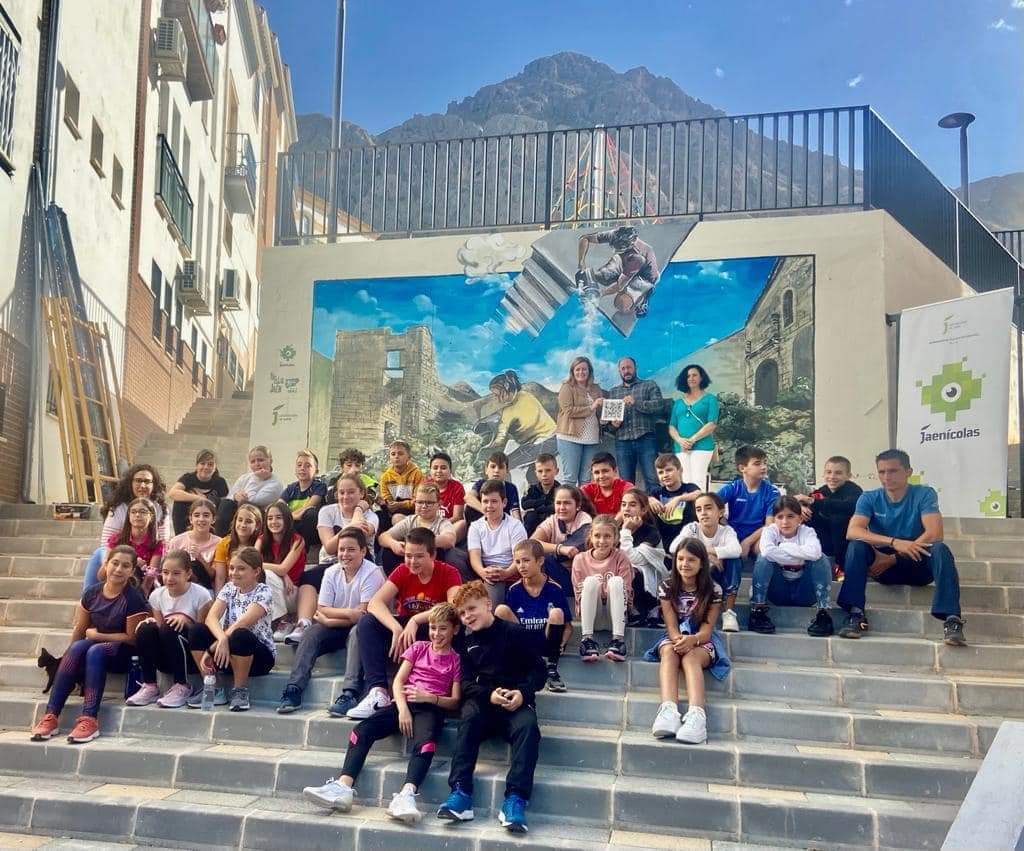 Mural ya elaborado en el municipio vecino de Bedmar, con alcalde, Pablo Ruiz, diputada de Juventud, Pilar Lara y escolares de la localidad