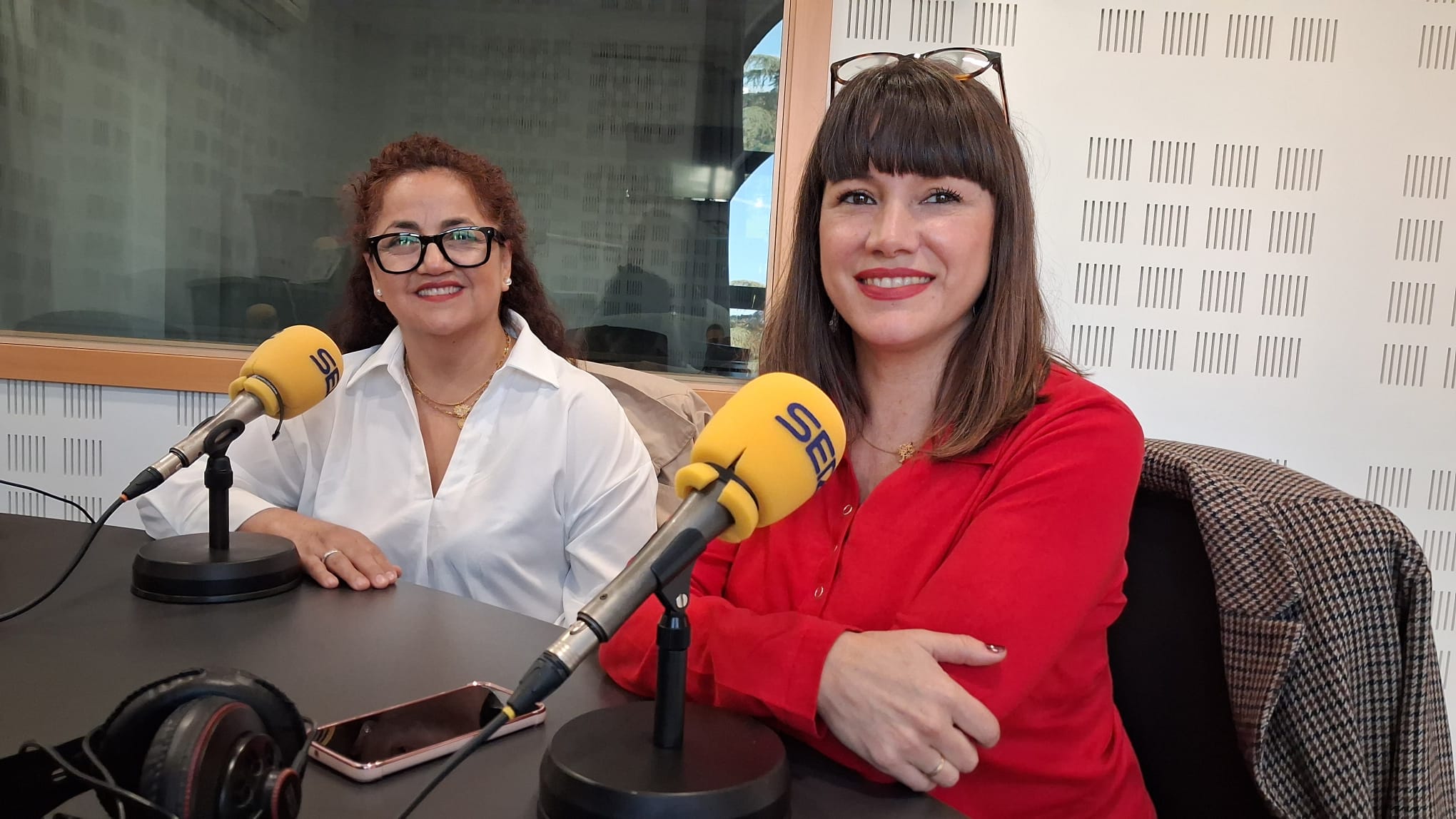 Libertad Álvarez (d), presidenta del Comité de bioética de Amavir, junto a Eli Vásquez, auxiliar de geriatría en el centro de Getafe