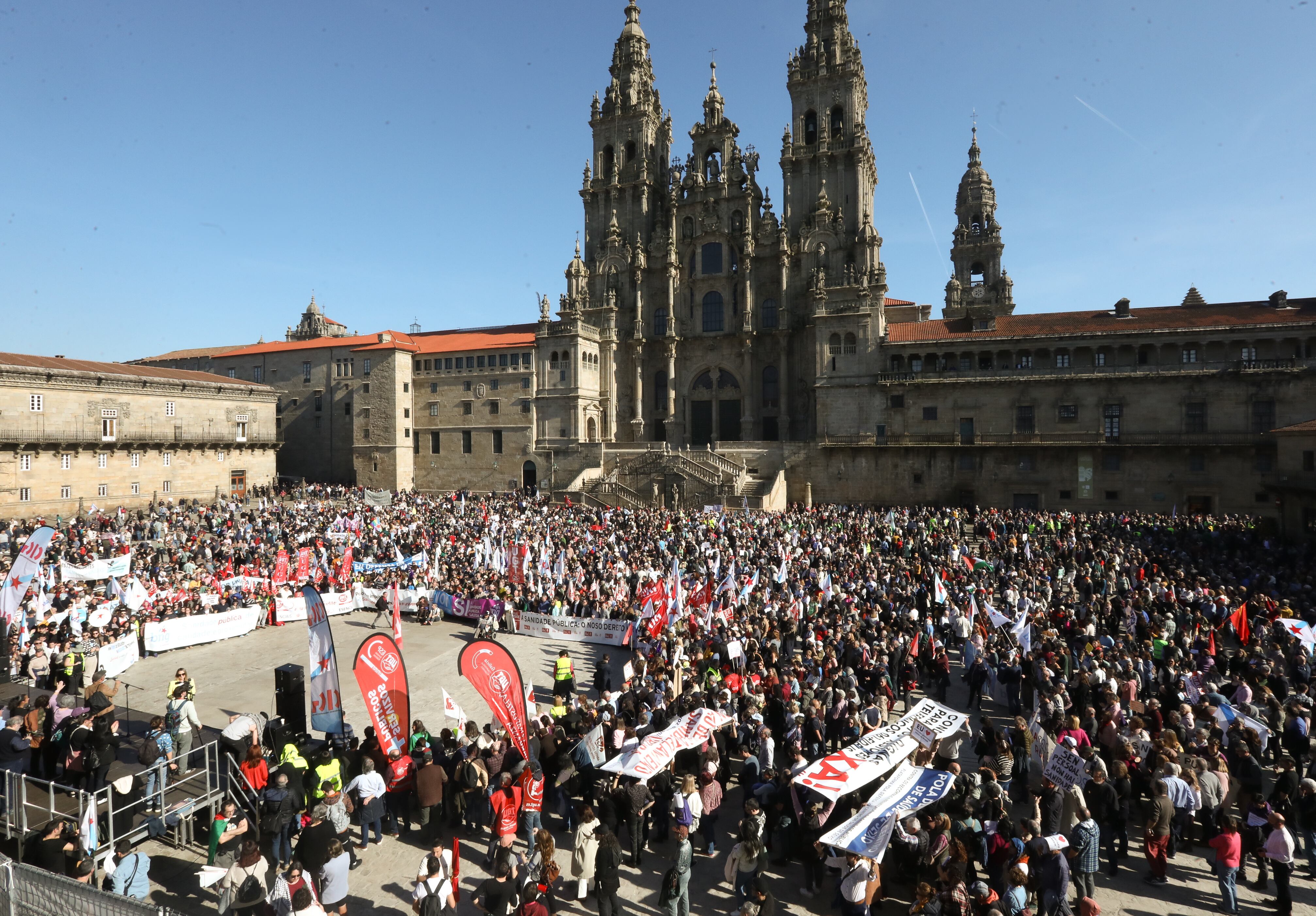 Santiago de Compostela, 04/02/2024.- SOS Sanidade Pública celebró esta mañana una manifestación en la capital gallega, convocada antes de conocerse la celebración de elecciones autonómicas, que busca defender la sanidad pública y reclamar mejoras frente a la situación actual, con &quot;saturación&quot; de atención primaria, falta de especialistas y listas de espera. EFE/Xoán Rey
