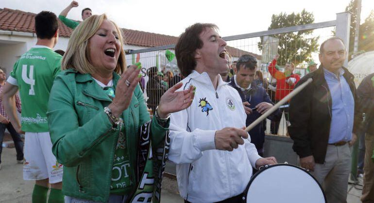 Sagrario González celebra junto a Carlos Tornadijo el ascenso del Astorga a la Segunda B