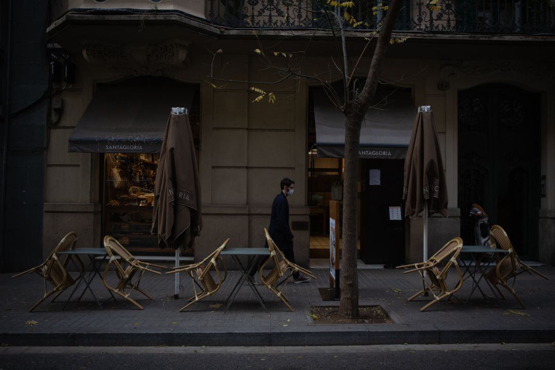 Sillas vacías en una terraza de una céntrica calle de Barcelona, Catalunya (España), a 21 de diciembre de 2020. Debido al incremento de la curva de la pandemia en Catalunya y ante &quot;la posible llegada de una tercera ola que incremente el nivel de presión sobre los recursos sanitarios&quot;, desde hoy los locales de restauración solo pueden prestar servicio durante el desayuno y la comida, &quot;con el objetivo de evitar largas sobremesas&quot; sin mascarilla y en un entorno con alto riesgo de transmisión. 