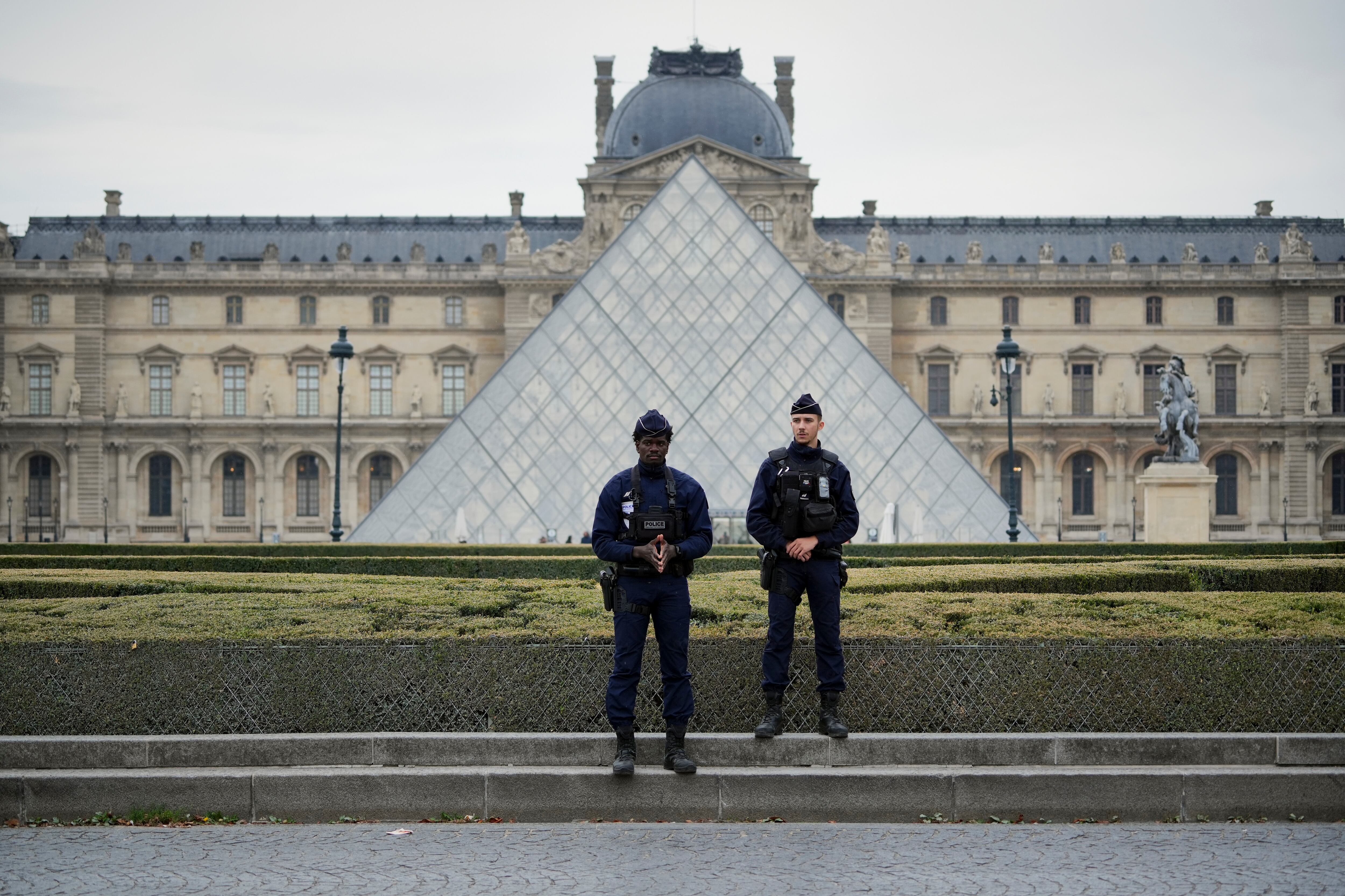 La policía monta guardia frente al museo del Louvre en París, Francia, el 19 de octubre de 2025.
