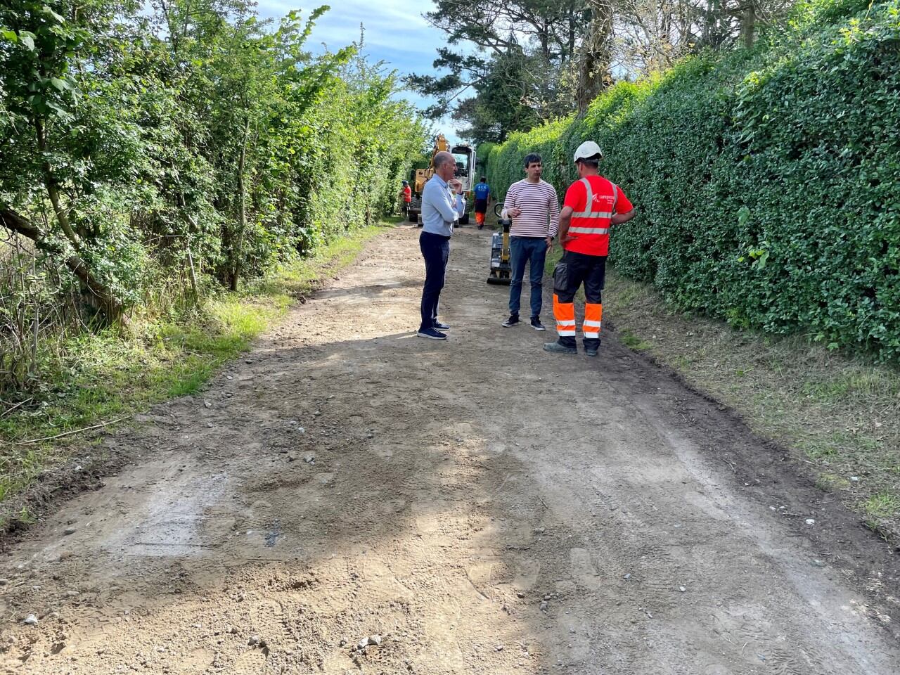 Juan Luis Silanes, concejal de Medio Ambiente, y Gonzalo Carrión, concejal de Obras y Servicios, a pie de obra | Fuente: Ayuntamiento de Hondarribia