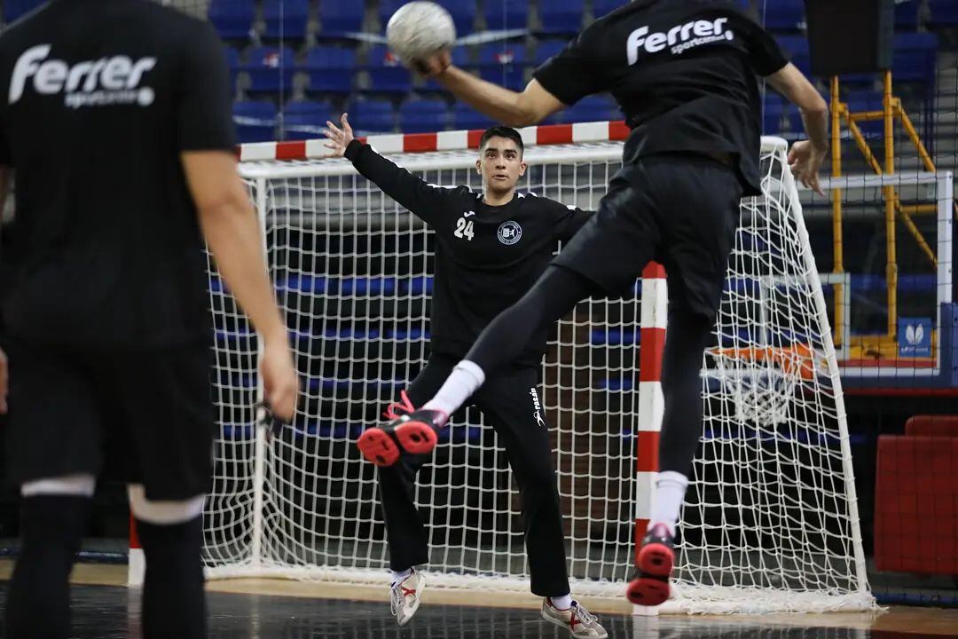 El portero, Jorge Clavijo, en un entrenamiento con el Ciudad de Logroño de balonmano.