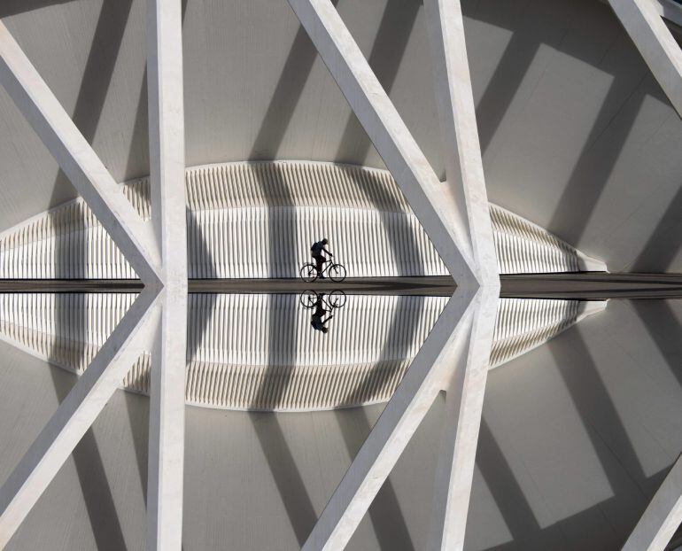 Fotografía facilitada por José Luis Vilar Jordán, tomada en Valencia el 6/09/2014 en el entorno arquitectónico de la Ciudad de las Ciencias y las Artes. El valenciano José Luis Vilar Jordán, con la instantánea &quot;Cycling between lines&quot;, ha ganado hoy el prestigioso premio de fotografía Sony en la categoría de fotógrafos españoles