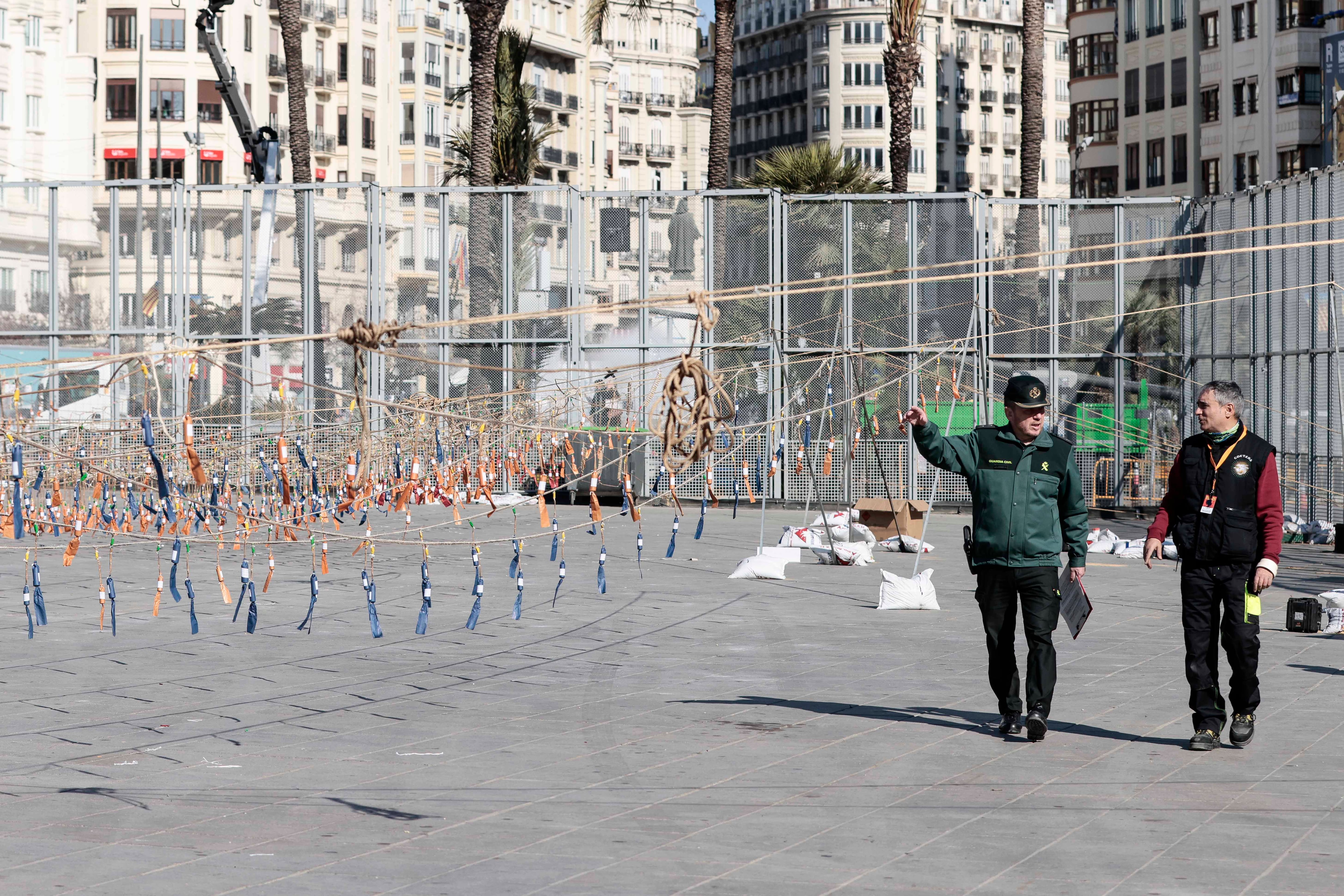 El equipo de intervención de armas de la Guardia Civil, inspecciona el material pirotécnico montado para la mascletá de la Plaza del Ayuntamiento de Valencia para comprobar que se cumple la normativa.