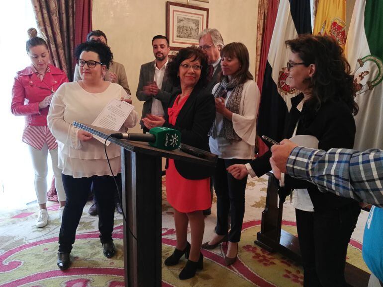 Antonia Alba ha recogido el premio &quot;Filoxera&quot; de manos de la delegada municipal de Igualdad, Carmen Collado