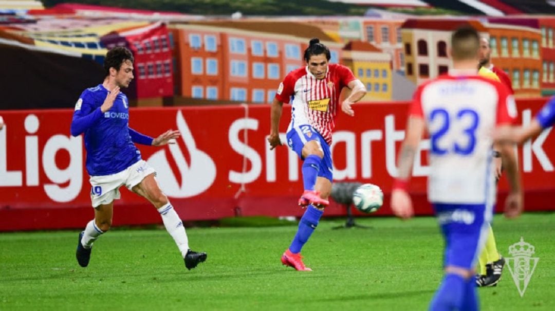 Cristian Salvador golpea el balón durante un derbi en El Molinón.