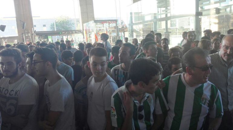 Unos 300 seguidores recibieron al Córdoba en la estación AVE