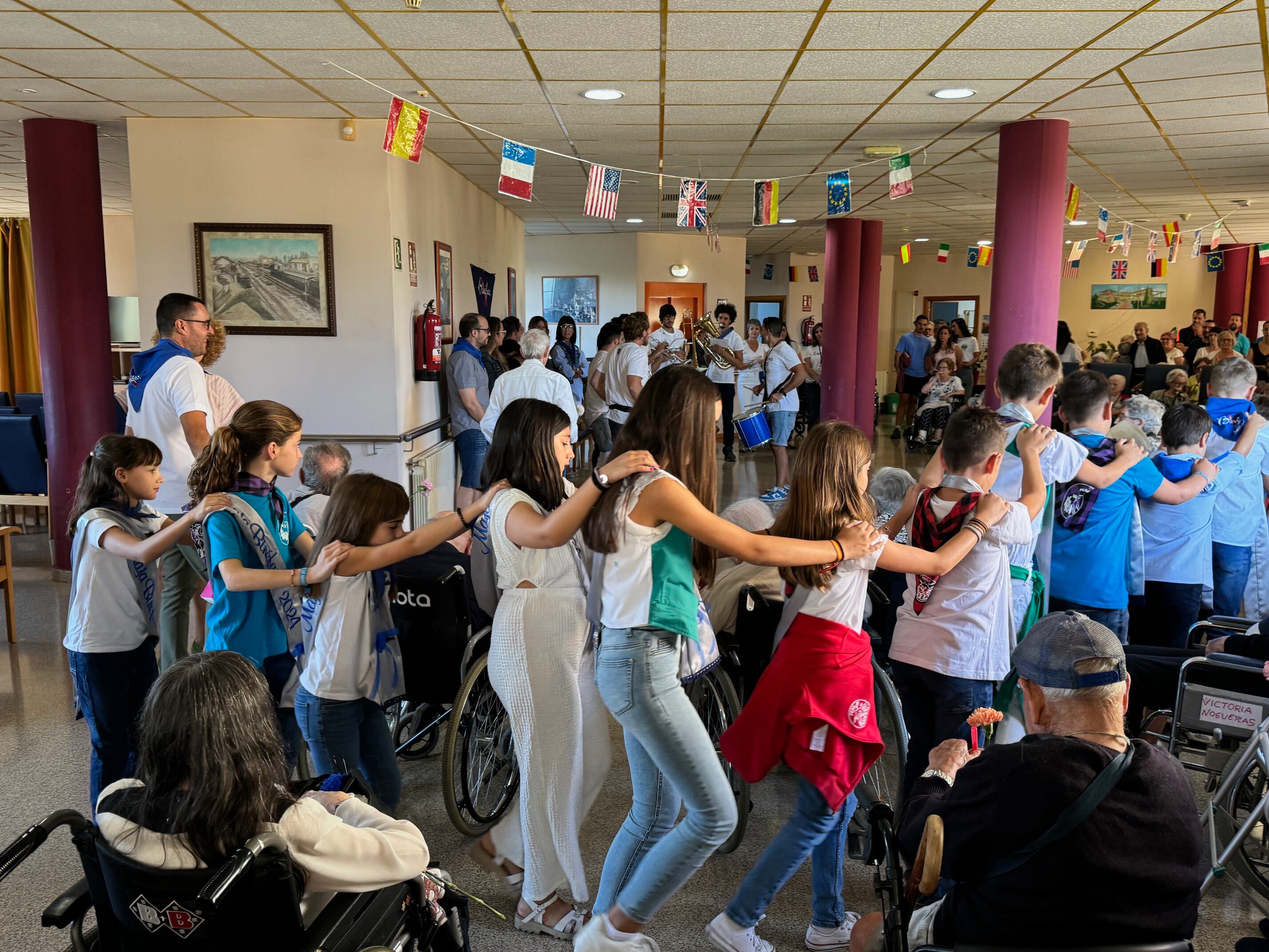 Mayores y jóvenes participaron en el encuentro celebrado el viernes. Foto: Ayuntamiento de Binéfar