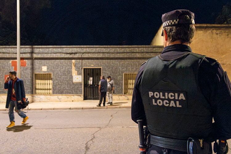 Efectivos policiales en las inmediaciones del lugar en el que se ha producido el asesinato de un niño de dos años presuntamente a manos del hombre que es la pareja de la madre, que ya ha sido detenido. Carlos Cid