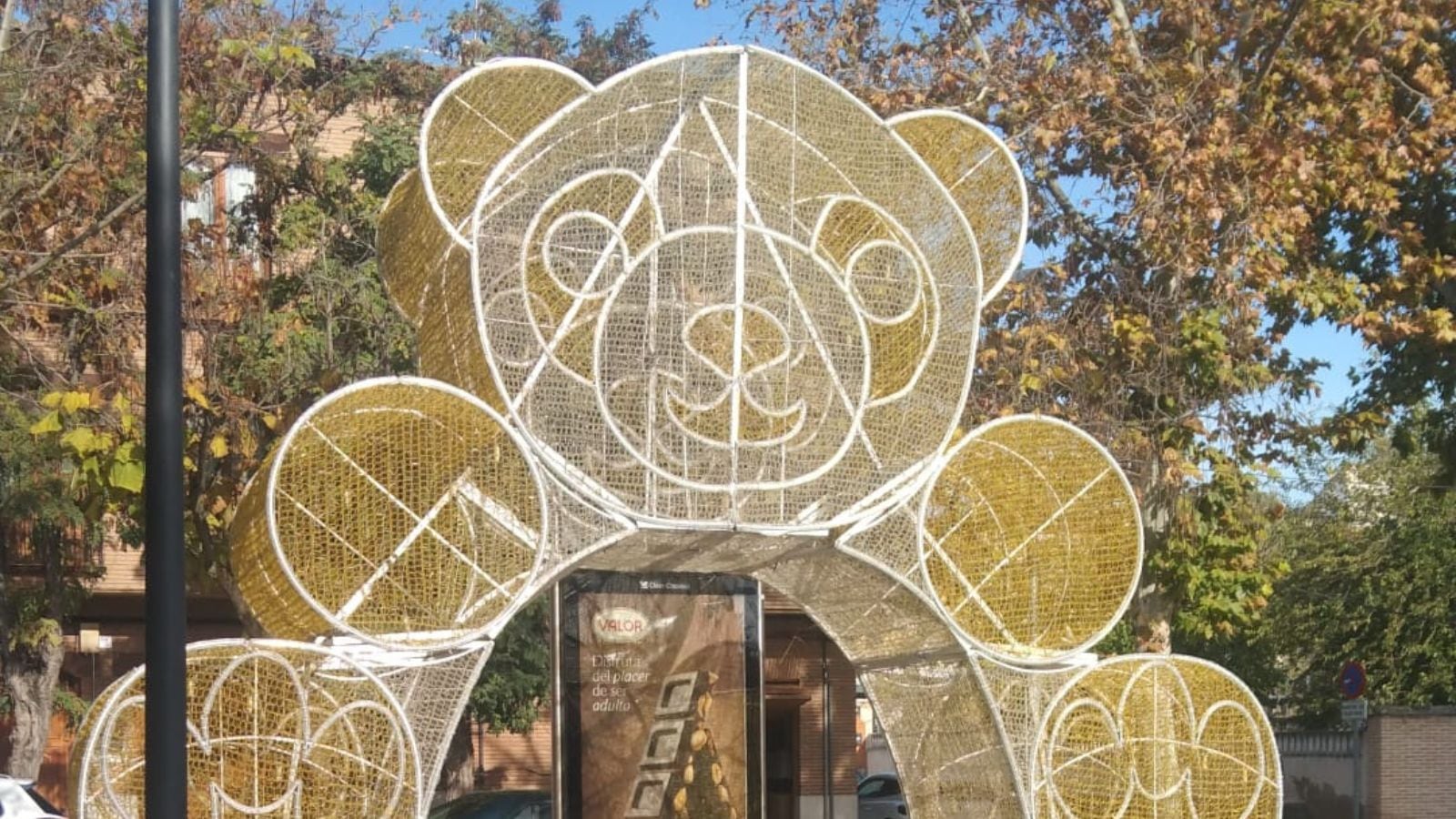 Imagen del oso gigante instalado en la plaza del barrio toledano de Azucaica para estas Navidades 2025-2026