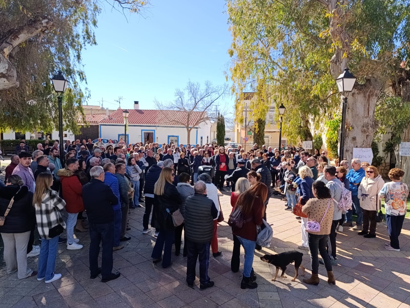 Vecinos de la pedanía lorquina de La Paca se concentran para pedir la sustitución de las tuberías de fibrocemento.