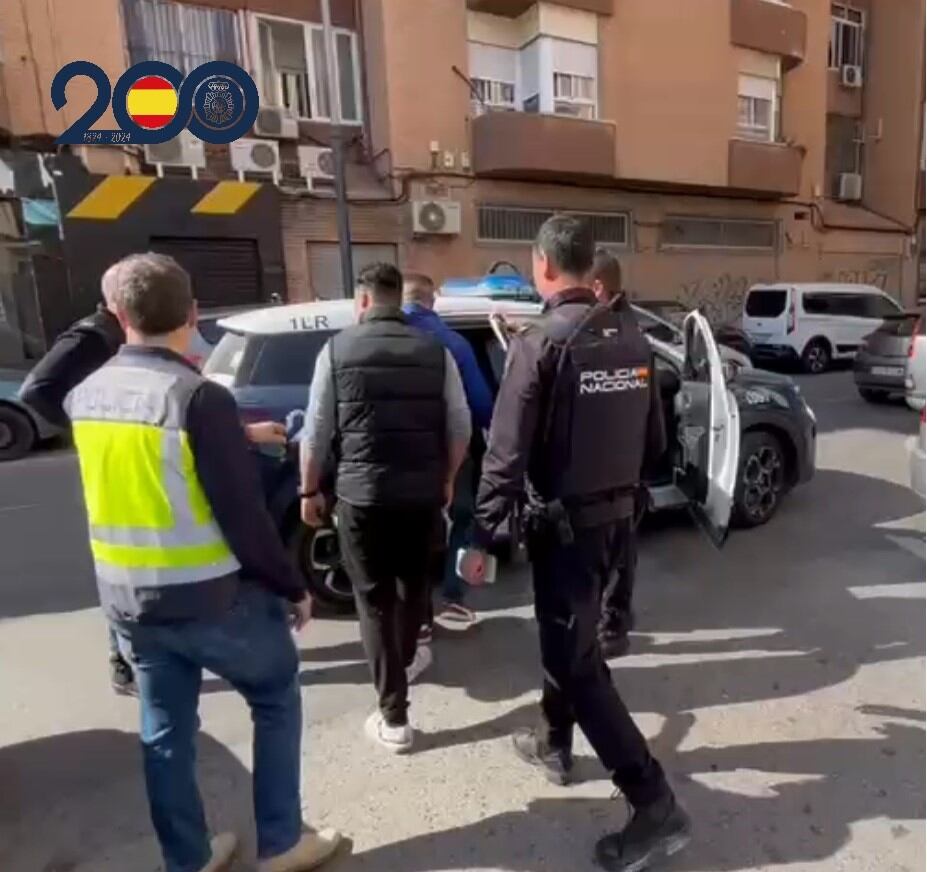 La Policía Nacional intensifica las inspecciones en establecimientos comerciales que podrían estar utilizando trabajadores en situación irregular