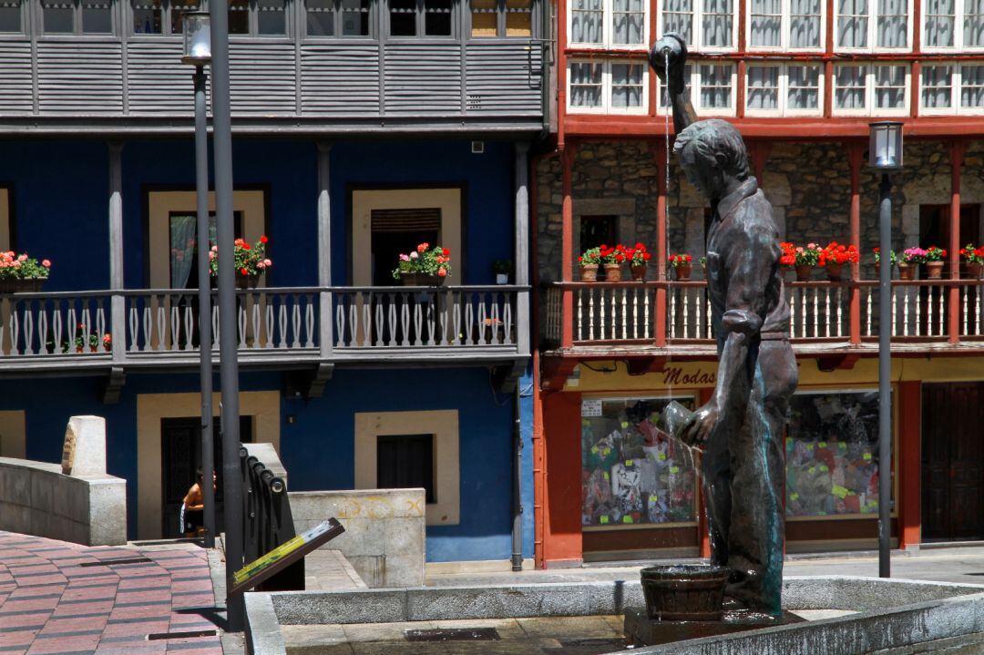 El homenaje al escanciador, obra de osé Manuel Félix Magdalena, situado en la plaza de Requexu o San Juan