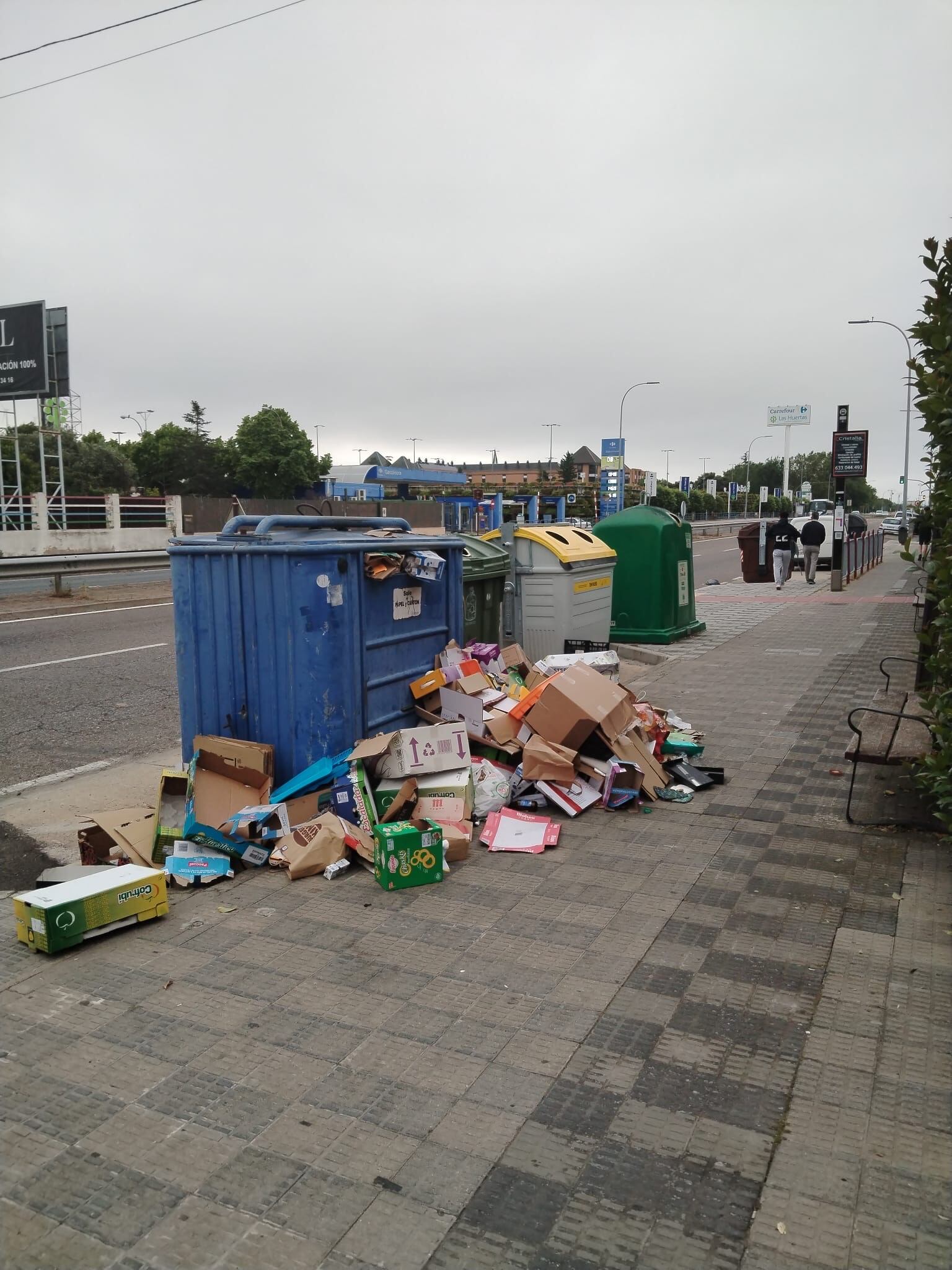 Imagen de contenedores de papel y cartón desbordados