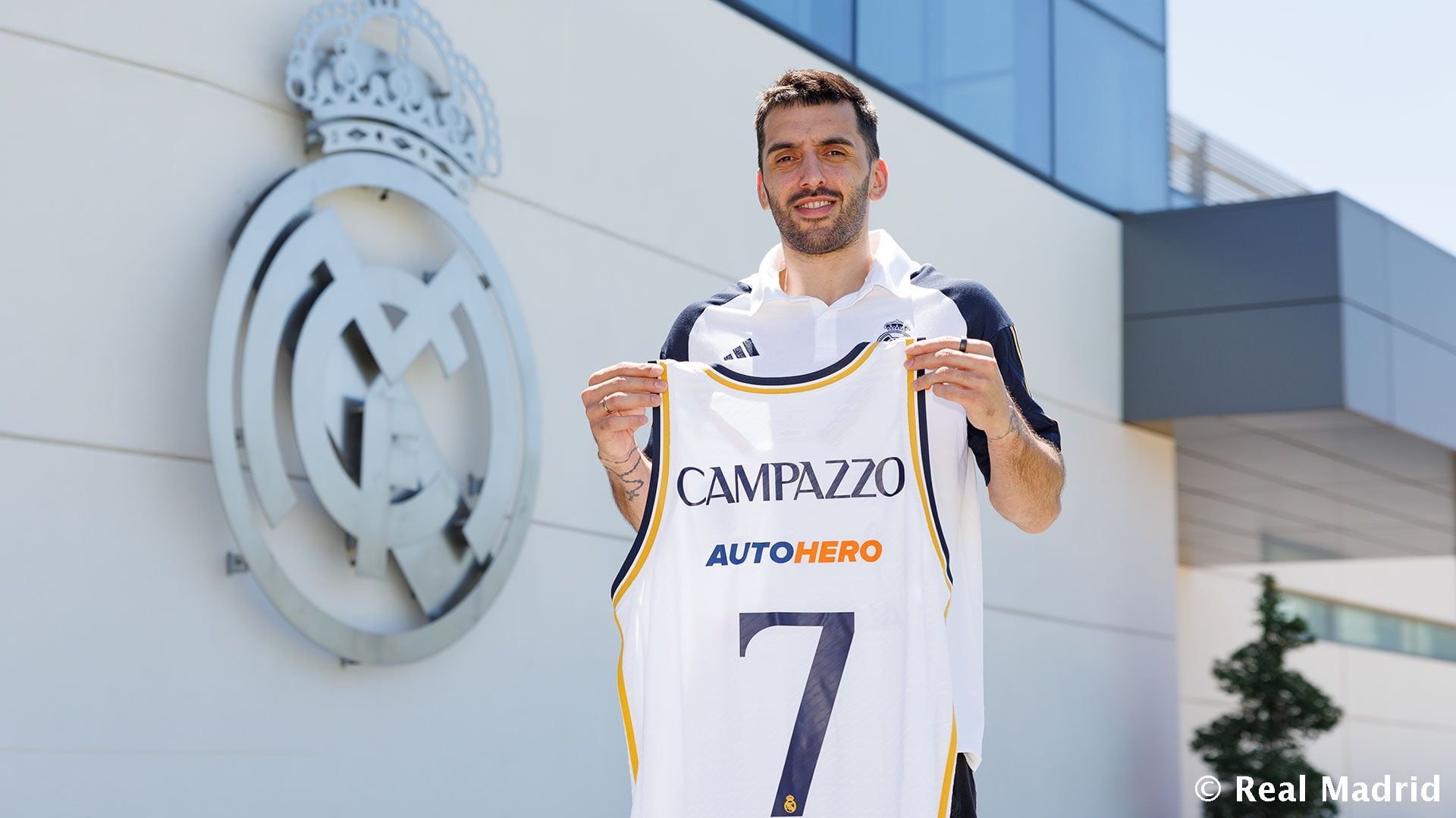 Campazzo, nuevo jugador del Real Madrid, posa con la camiseta del club blanco. (Real Madrid)