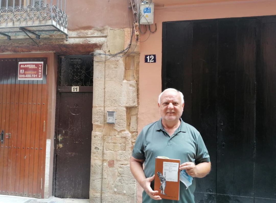 El documentalista, frente a la puerta de lo que en su día fue una barbería de sangre y muerte.