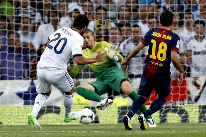 El delantero argentino del Real Madrid Gonzalo Higuaín chuta a puerta para conseguir el primer gol blanco frente al FC Barcelona, durante el partido de vuelta de la Supercopa de España que se disputa este miércoles en el estadio Santiago Bernabéu.