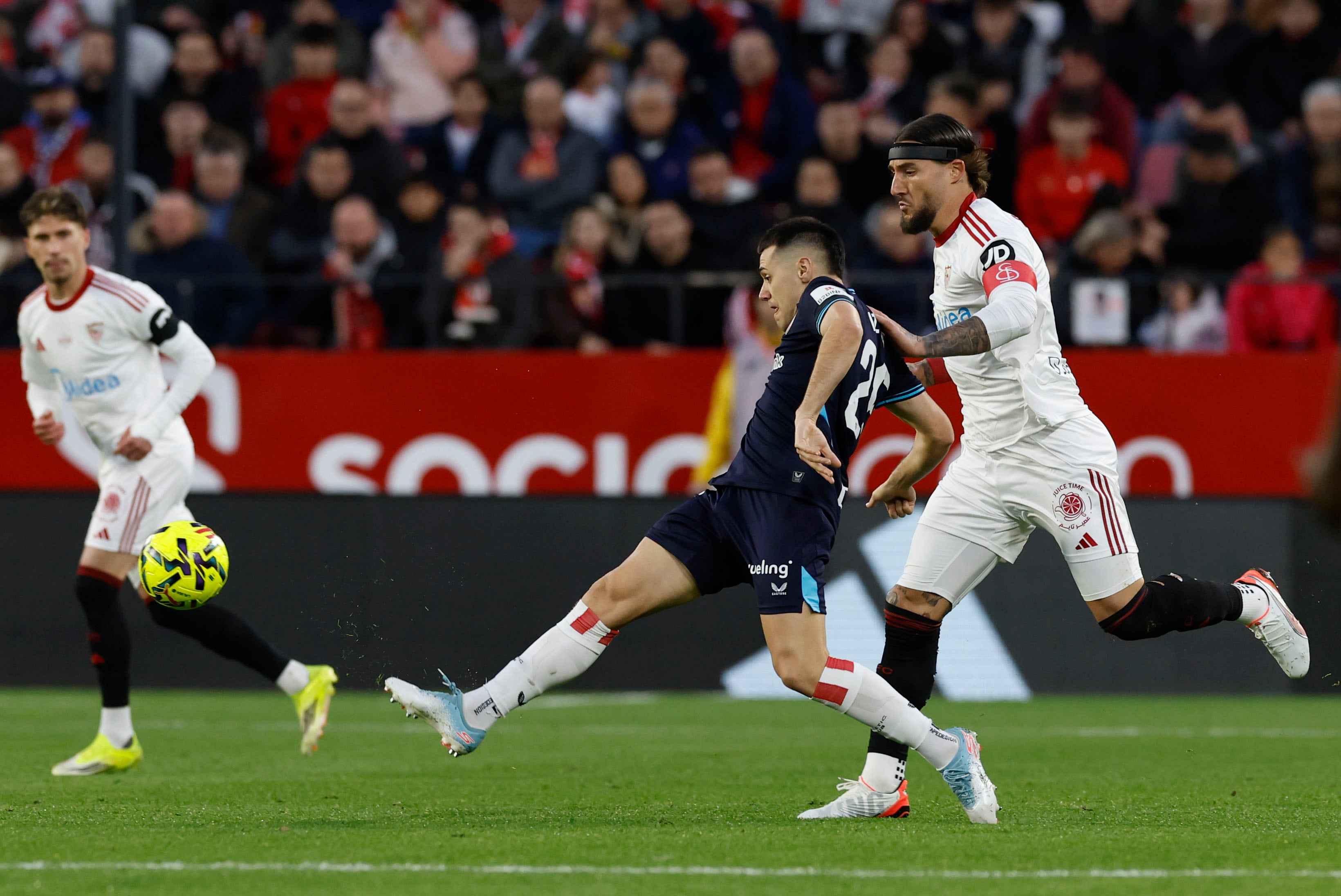 El defensa serbio del Sevilla Nemanja Gudelj (d) persigue a Urko Iruretagoiena ´Izeta´, del Athletic Club, durante el encuentro correspondiente a la jornada 21 de LaLiga que disputan Sevilla FC y Athletic Club de Bilbao hoy sábado en el estadio Sánchez-Pizjuán de Sevilla. EFE/Julio Muñoz.