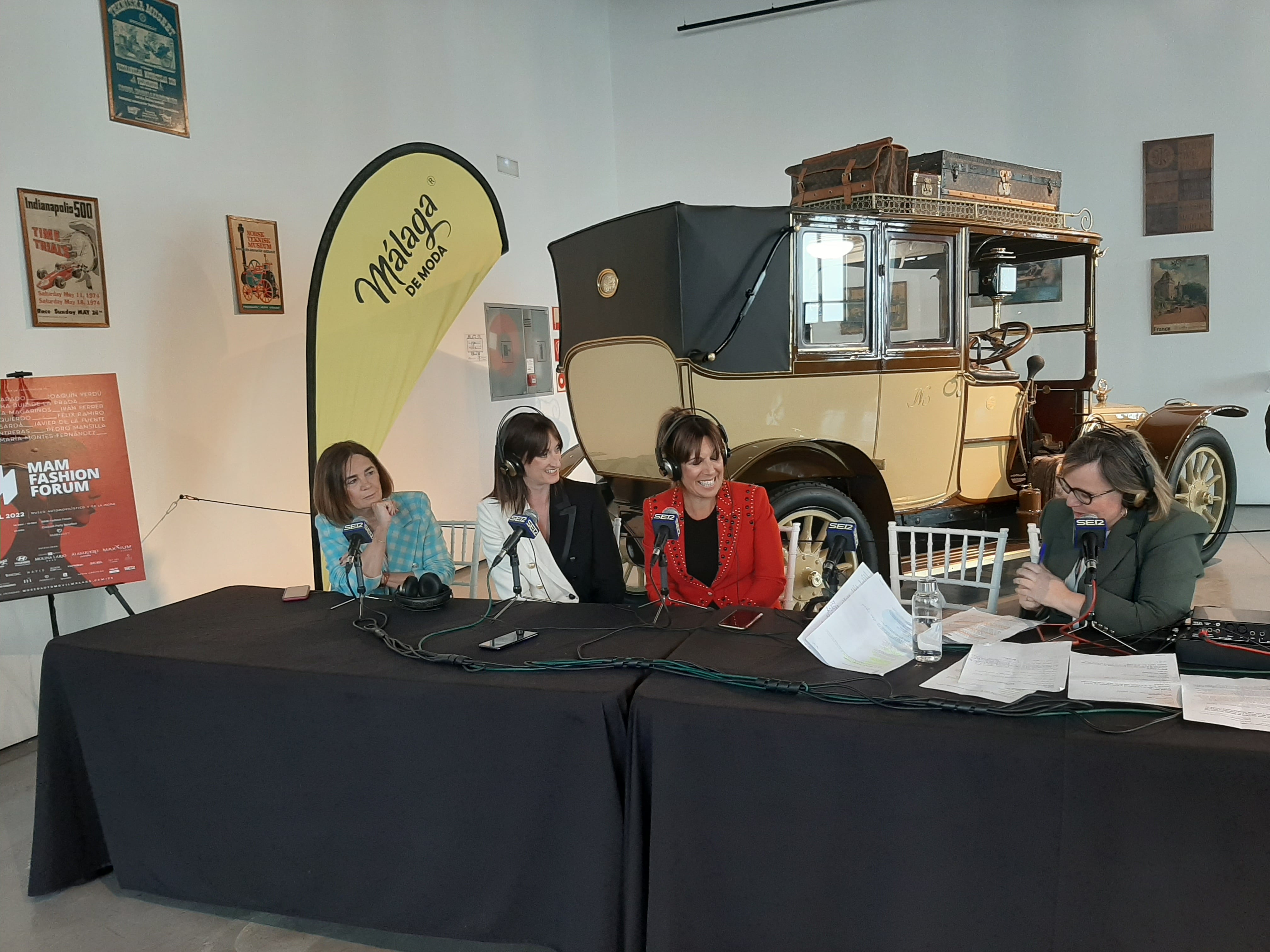 La periodista Charo Izquierdo junto a Mar González y Elvira Carrera, directoras del Museo Automovilístico y de la Moda, acompañadas por Esther Luque de la Cadena SER.