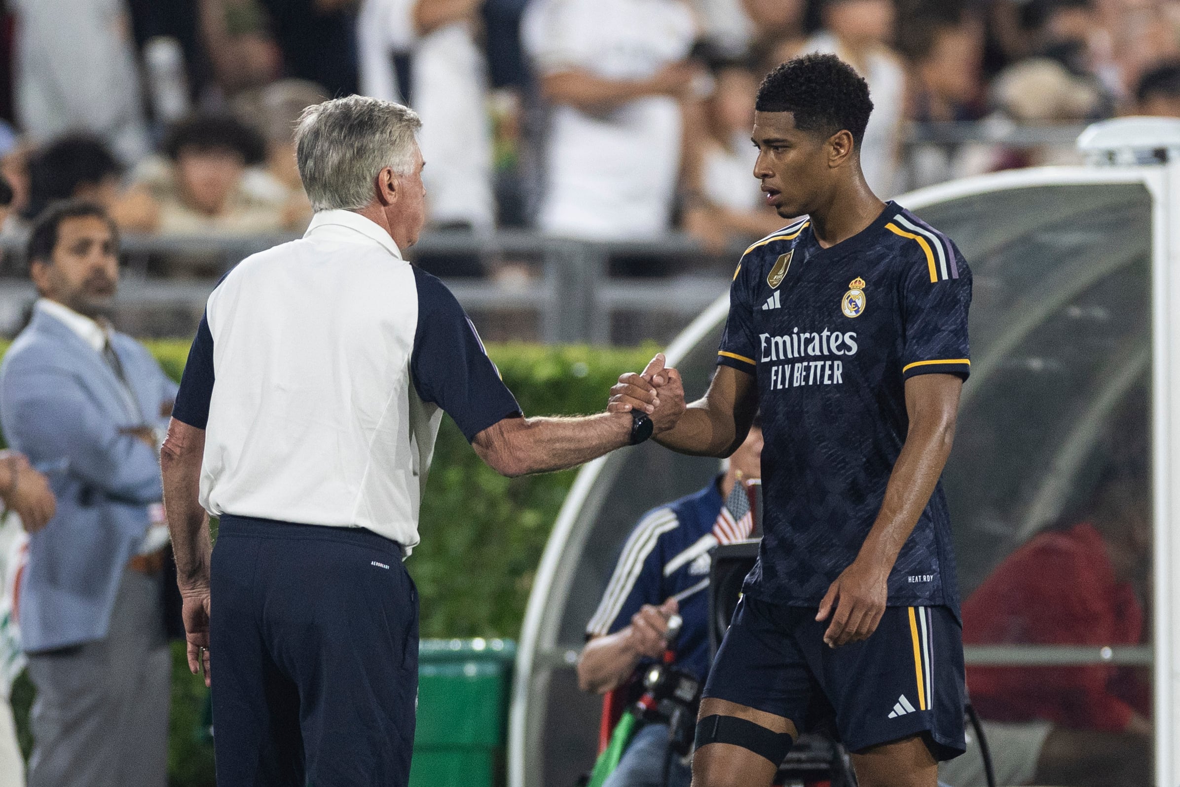 Carlo Ancelotti saluda a Bellingham al término del primer amistoso del Real Madrid en Pasadena, California. (Marco Steinbrenner/DeFodi Images via Getty Images)