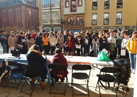 Los alumnos que participan en las radios escolares de Asturias hacen sus programas en directo desde la plaza del Ayuntamiento de Oviedo con motivo de la conmemoración del Día Mundial de la Radio.