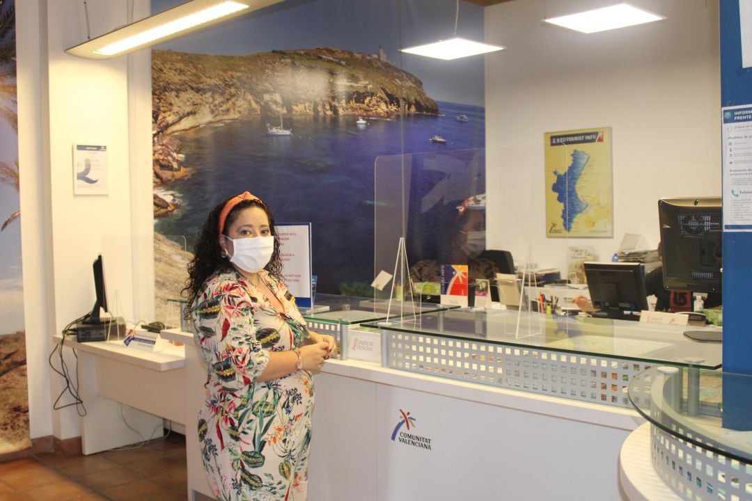 La concejal de Turismo de Castelló, Pilar Escuder, en la oficina de la plaza de la Hierba
