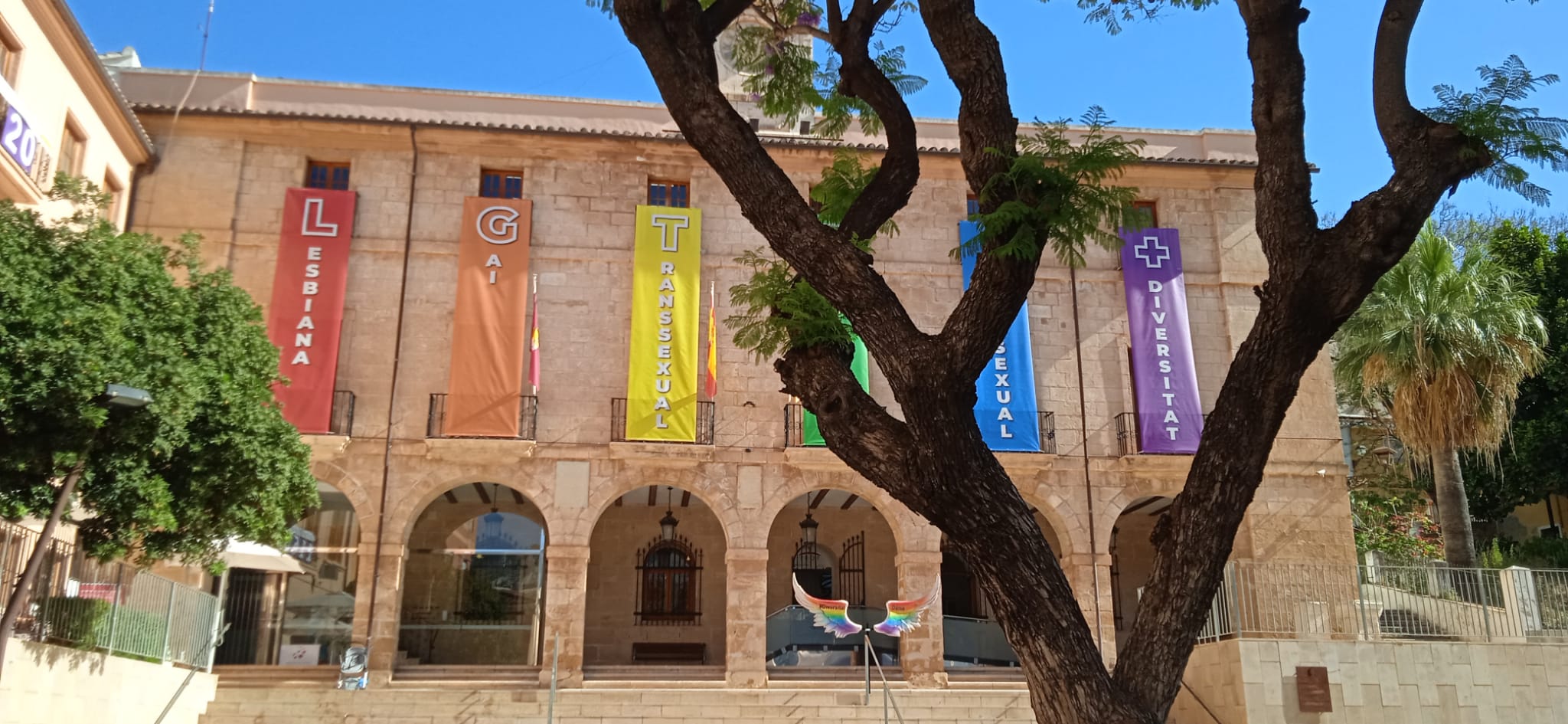 Alas de la diversidad con las lonas desplegadas en la fachada del ayuntamiento de Dénia.