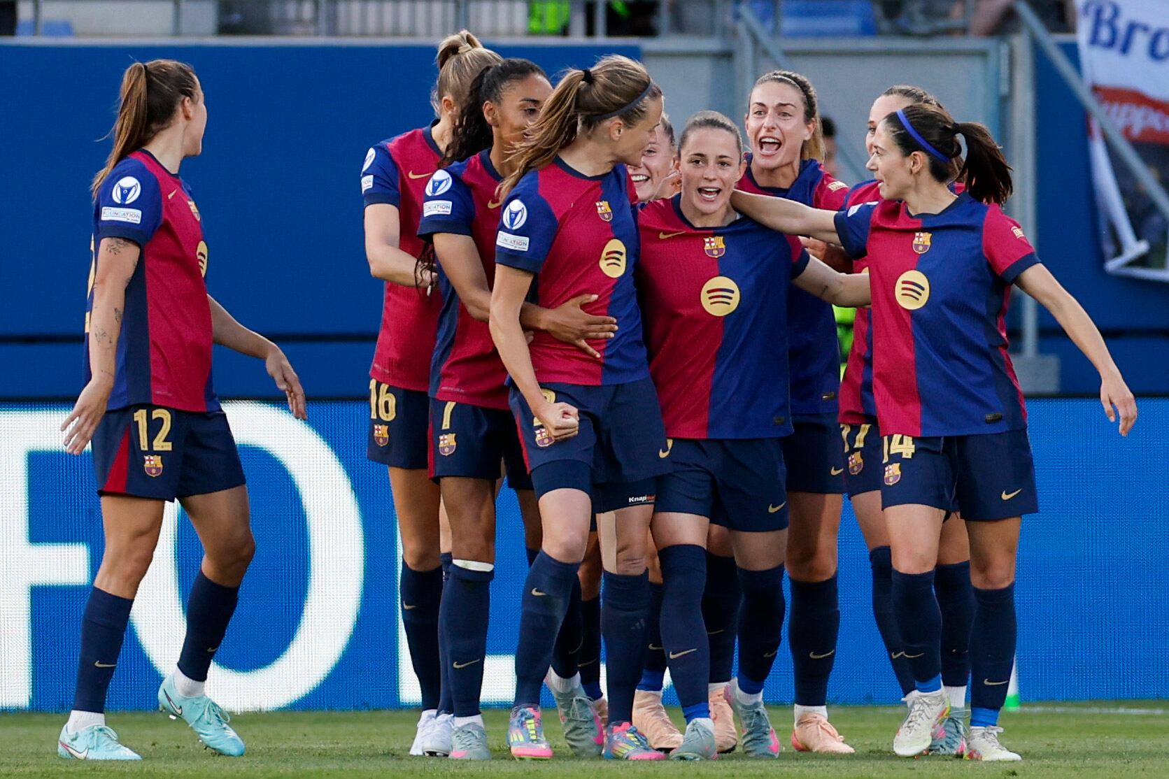 Las jugadoras del FC Barcelona celebran el gol de Irene Paredes, tercero del equipo blaugrana, durante el partido entre FC Barcelona y Chelsea FC de la ida de semifinales de la Liga de Campeones femenina, este domingo en el estadio Johan Cruyff.