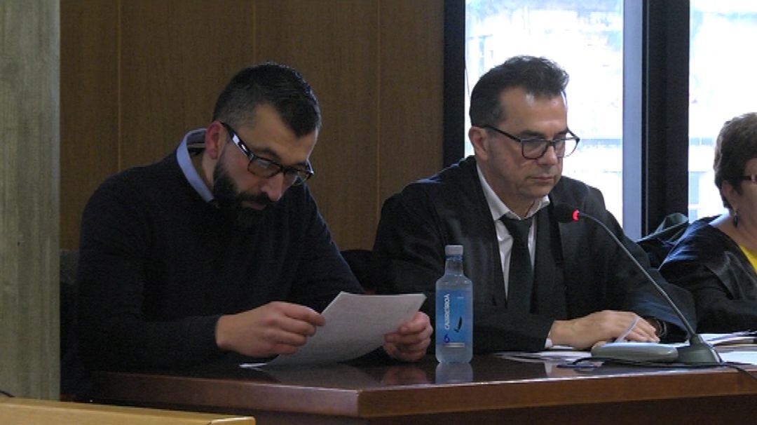 El acusado (izq) junto a su abogado en el juicio