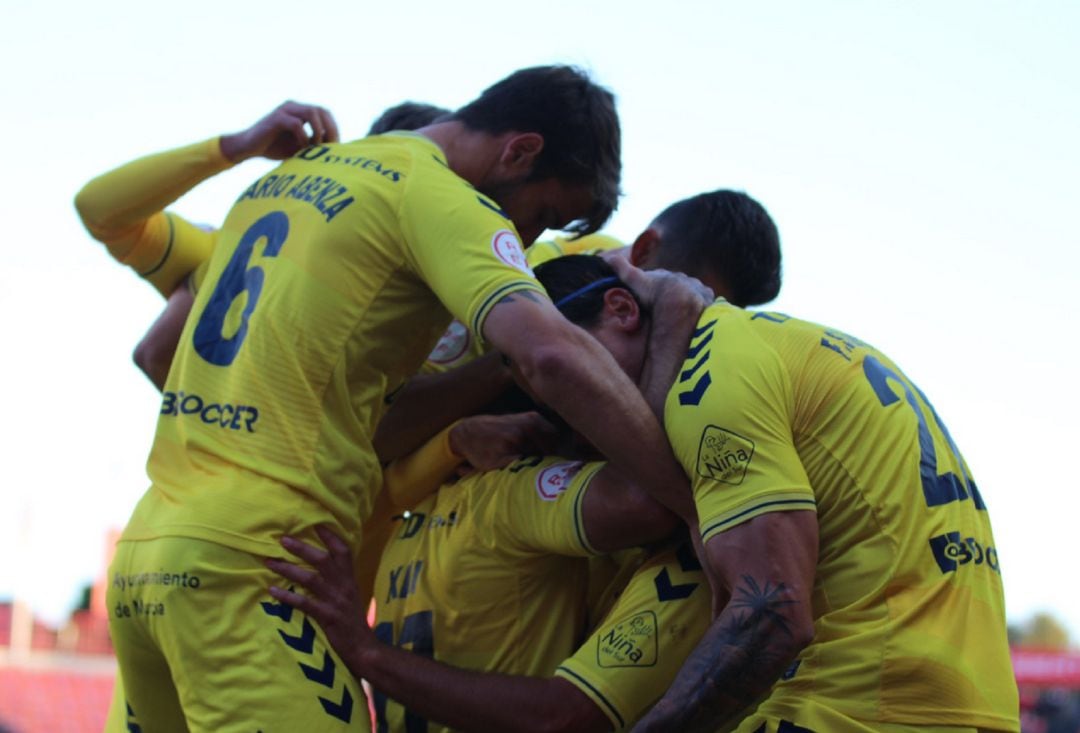 Parte de la plantilla del UCAM celebrando uno de los goles de Xemi