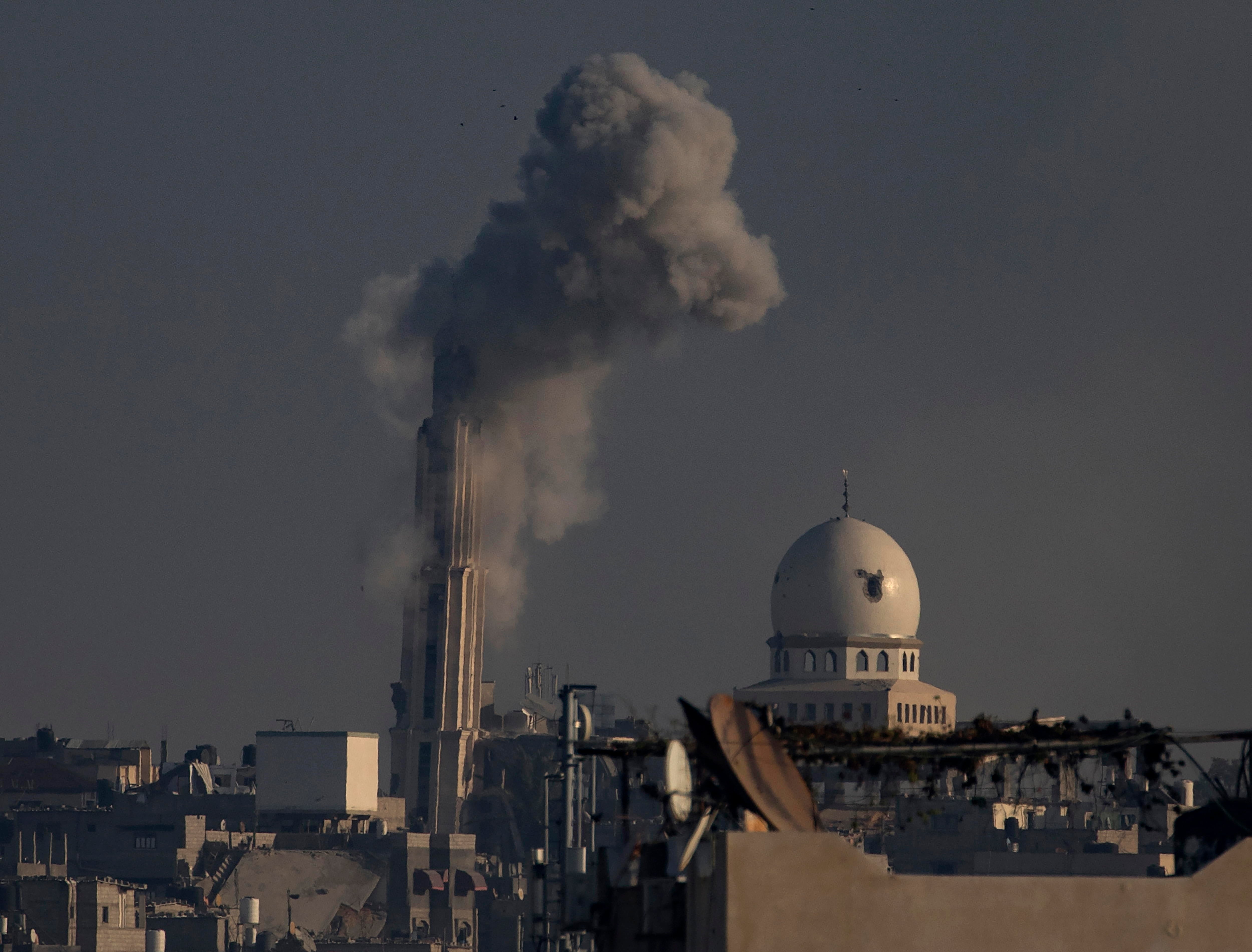 Una columna de humo se eleva en Khan Yunis, sur de la Franja de Gaza, tras los ataques aéreos israelíes.