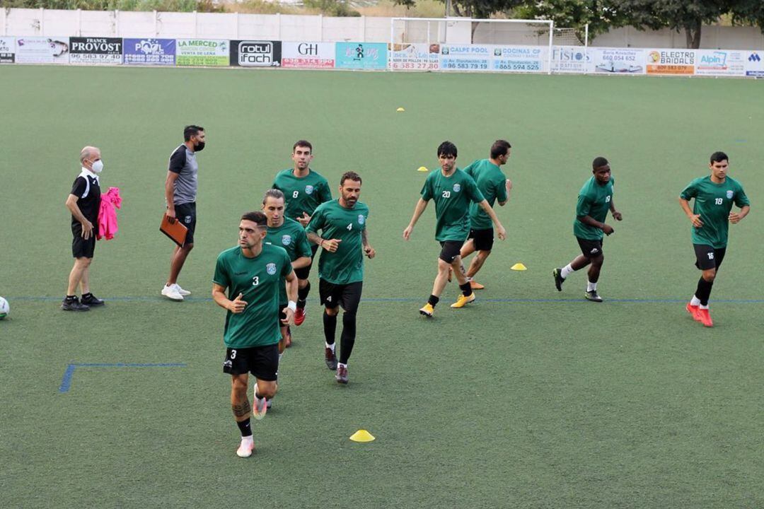Jugadores de la UD Calpe calentando antes de un partido.