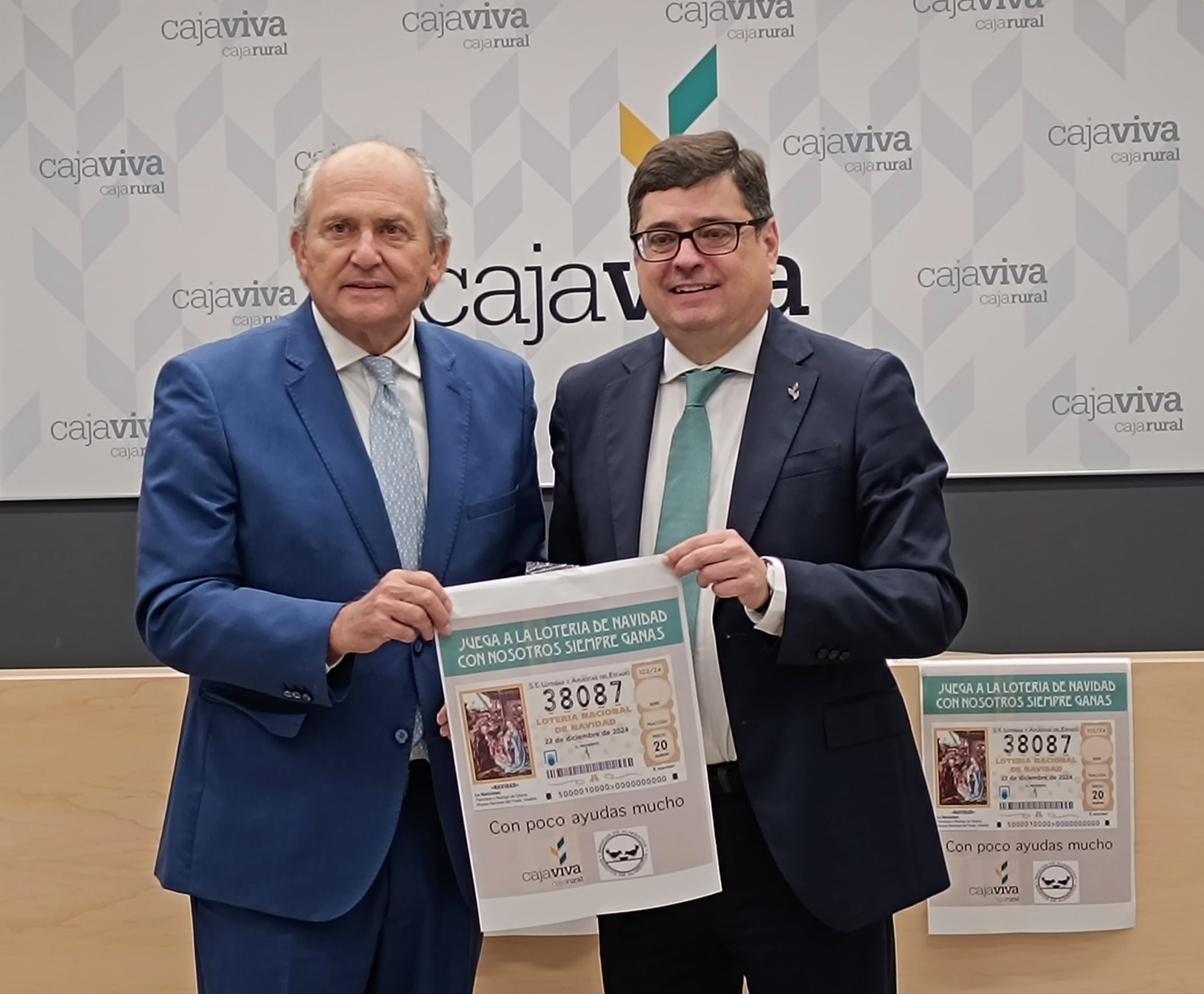 Javier García Bueno, Jefe de la Zona Centro de Cajaviva Caja Rural (dcha) y Julián Martínez Pantoja, presidente de Banco de Alimentos