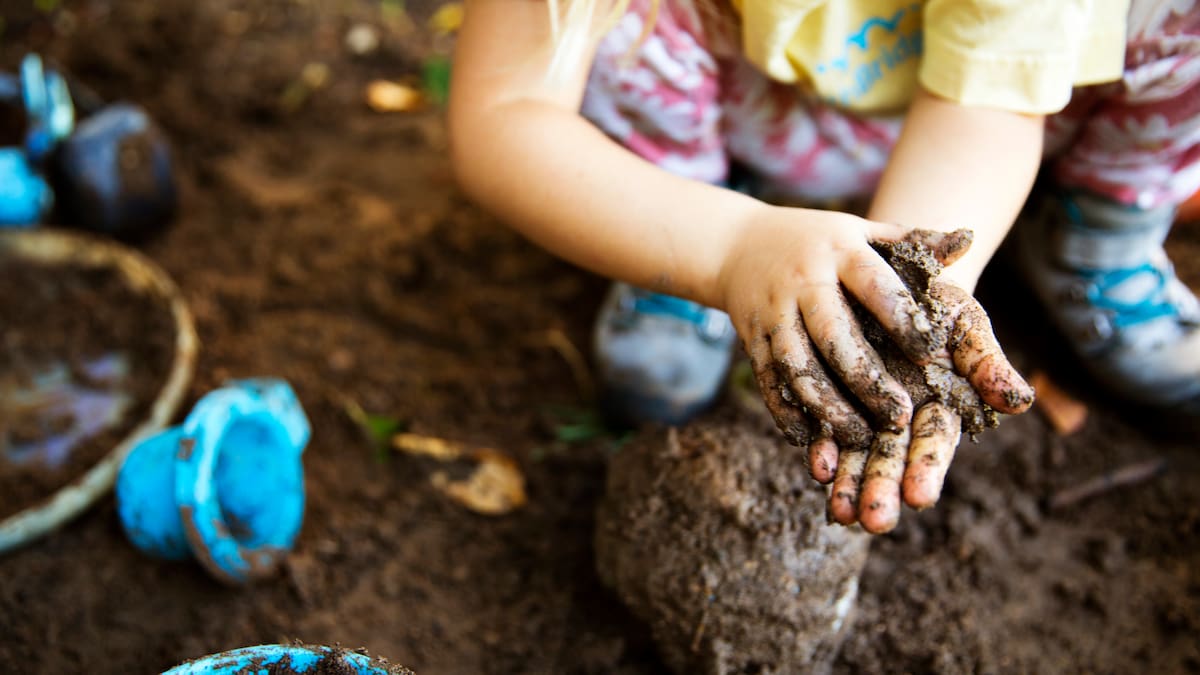 Un inmunólogo explica por qué es tan importante que los niños jueguen con la tierra: "Es fundamental"