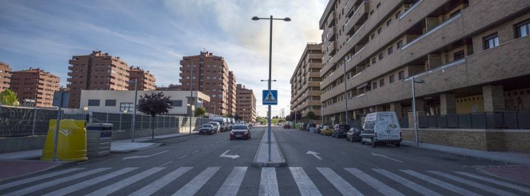 Columna de humo visible hoy desde la urbanización El Quiñón del incendio en el cementerio de neumátivos de Seseña (Toledo)