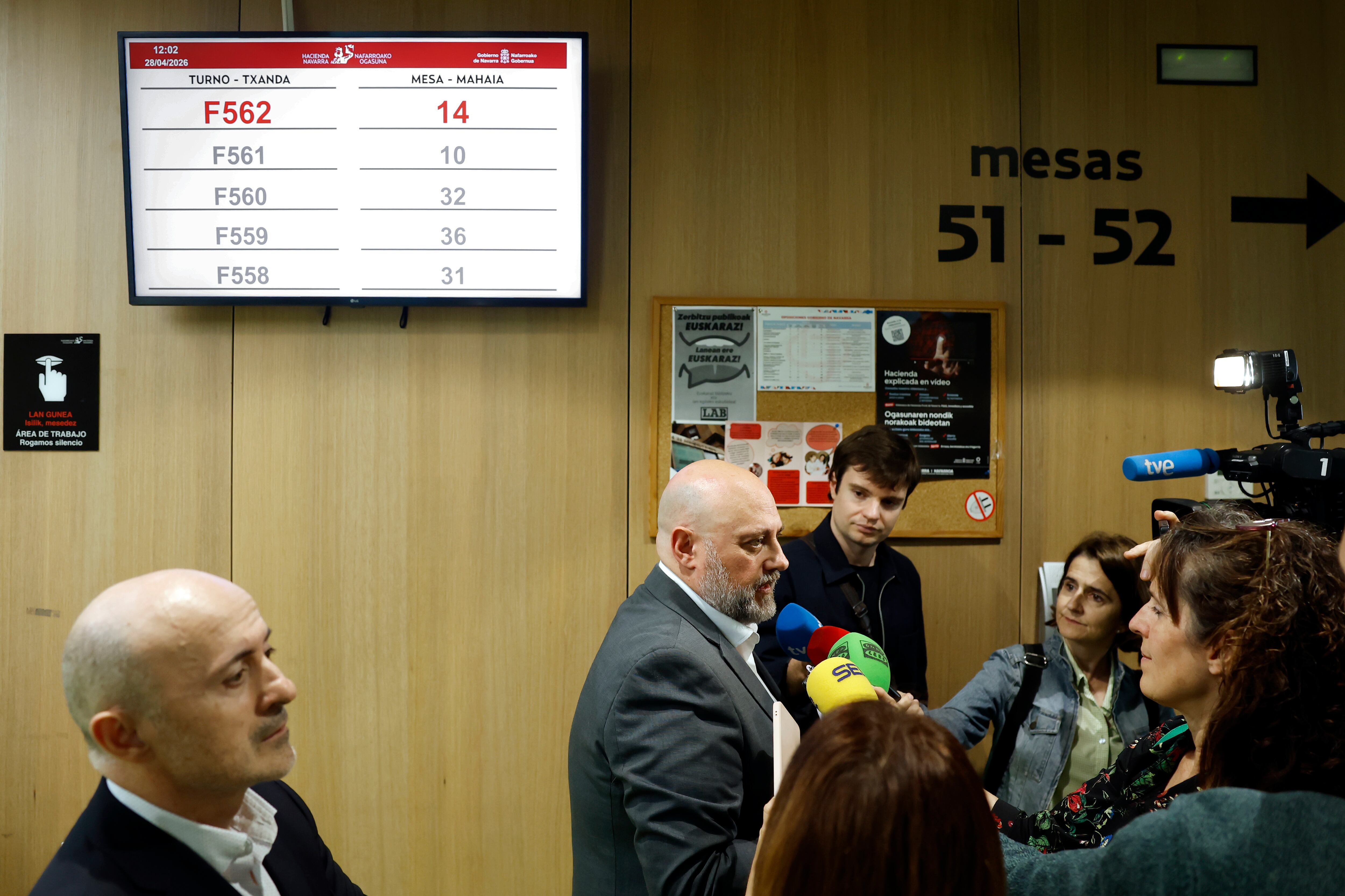 El consejero de Economía y Hacienda, José Luis Arasti, visita la Oficina de Atención al Contribuyente tras la primera semana de atención presencial por la Campaña de Renta y Patrimonio 2025.