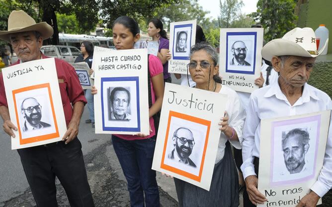 Miembros de organizaciones sociales de El Salvador exigen que la justicia castigue a los 20 militares procesados en España por la matanza de seis jesuitas en 1989