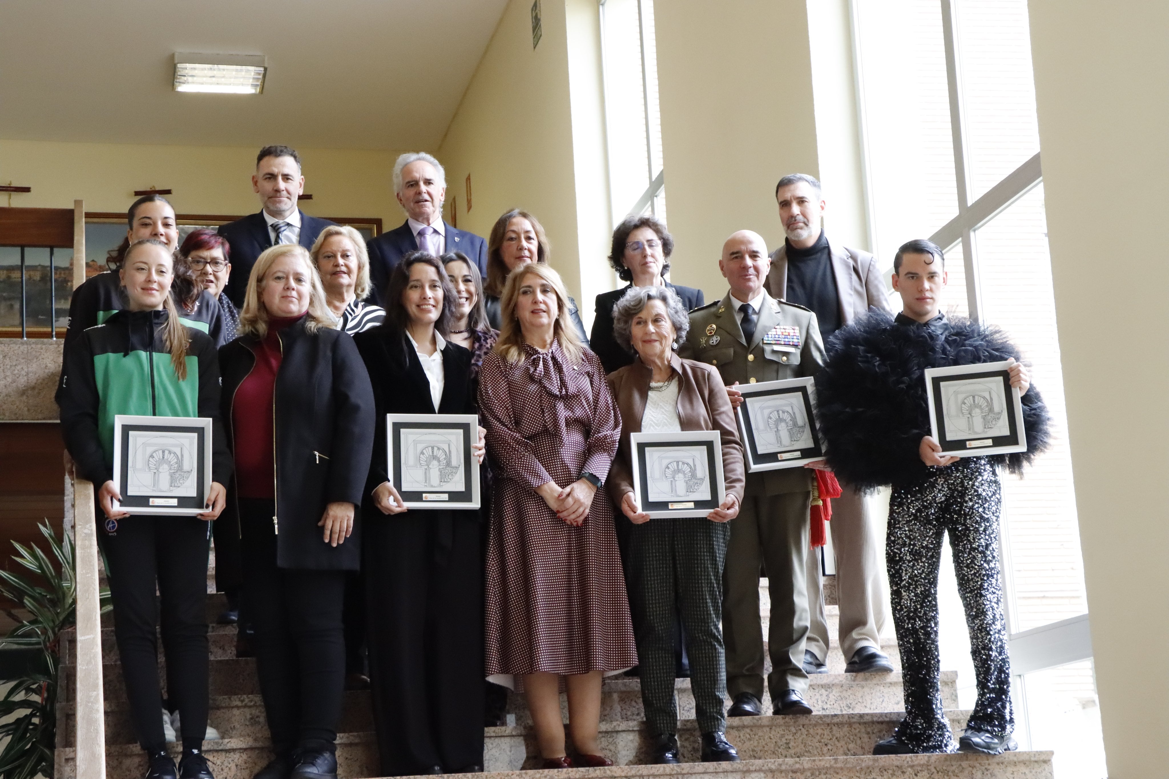 La subdelegada del gobierno en Córdoba, Ana López, con los distinguidos con los premios 'Plaza de la Constitución 2025'.