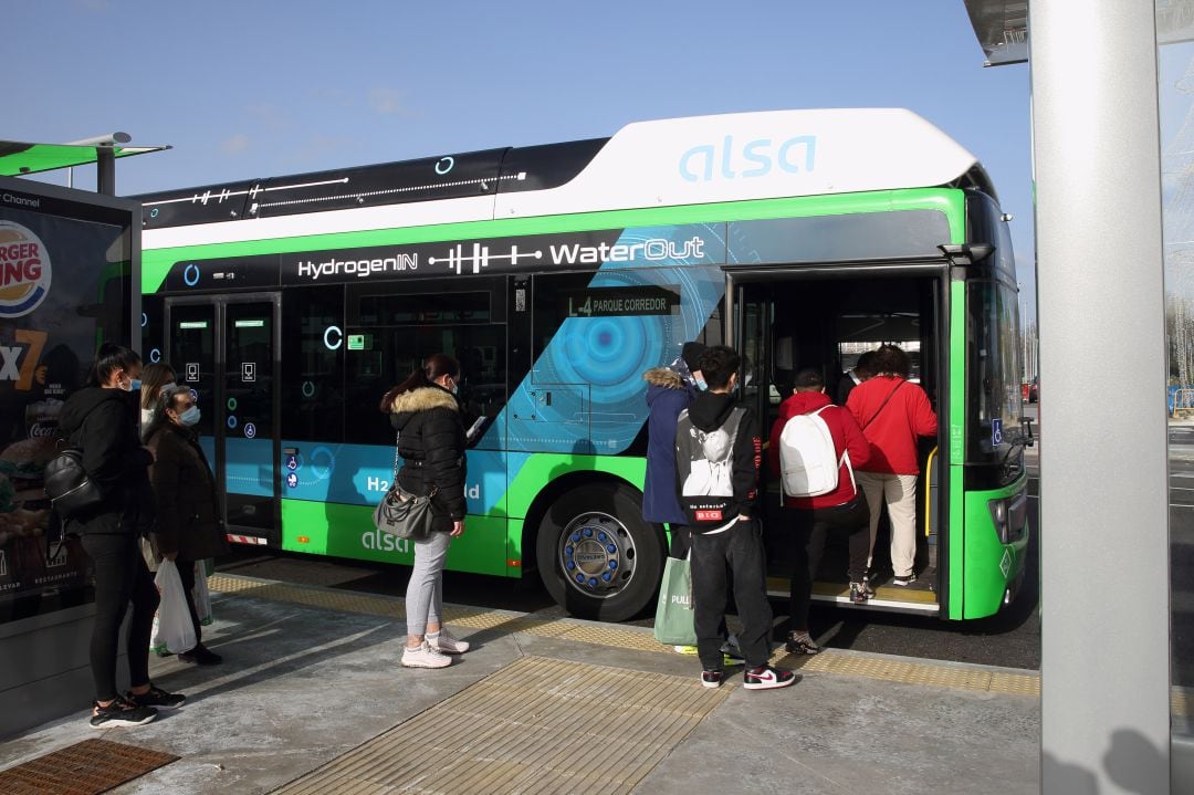 Varios viajeros acceden al autobús de hidrógeno que se está probando en Madrid.