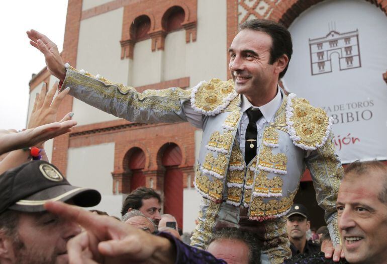 El colectivo animalista Anadel señala además los impedimentos para autorizar otro tipo de actividades en la plaza.