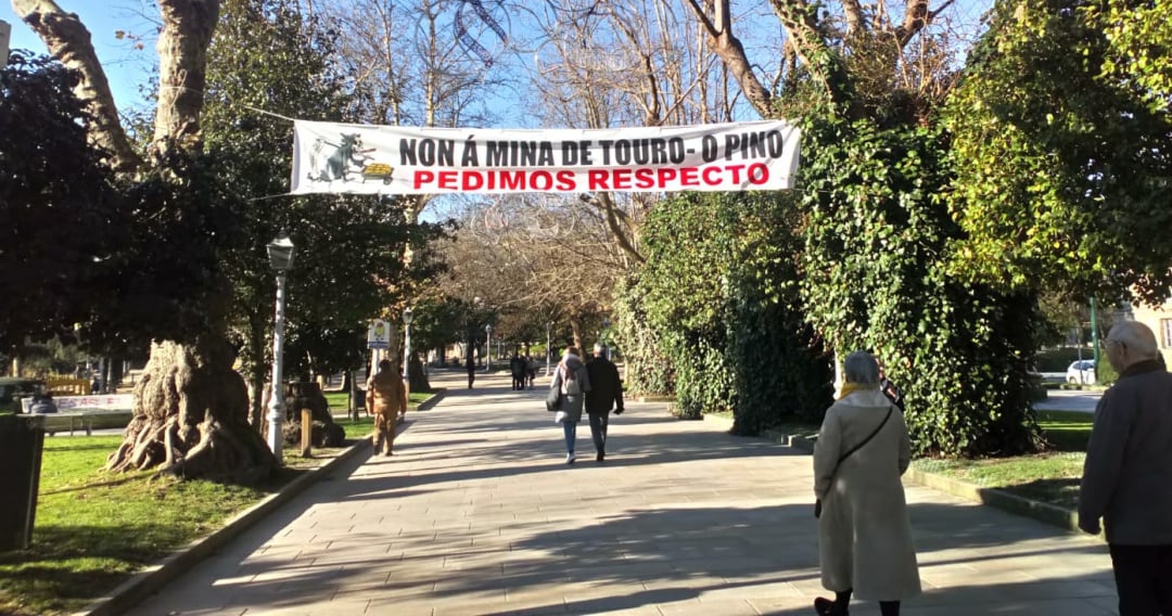 Pancarta de protesta colocada por la Plataforma Mina Touro-O Pino Non, situada en la Alameda de Santiago de Compostela