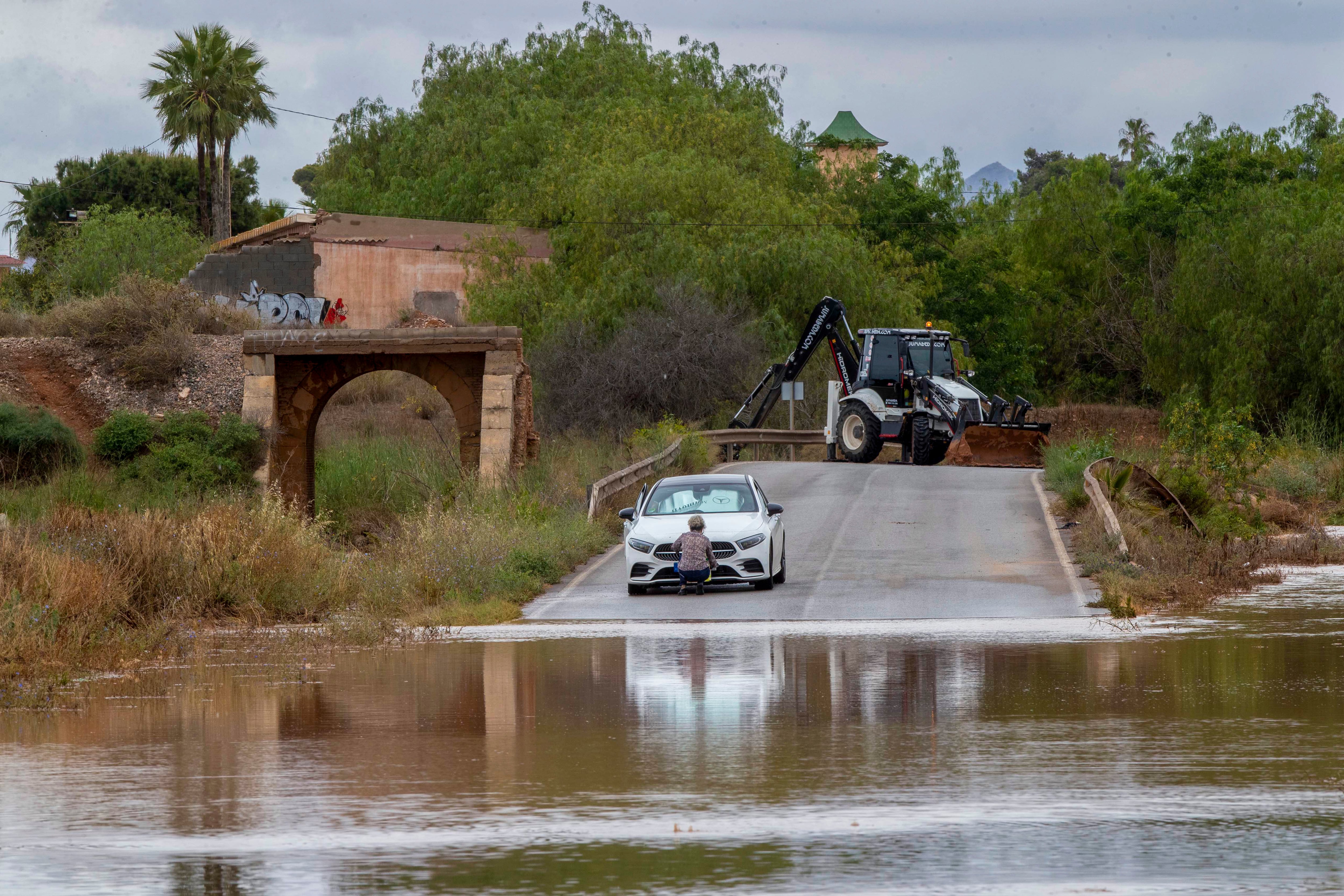 Un vehículo queda atrapado en el camino del sifón en el término municipal de Cartagena, este martes tras la intensas lluvias caidas en la comarca de Cartagena que han provocado inundaciones. EFE/Marcial Guillén