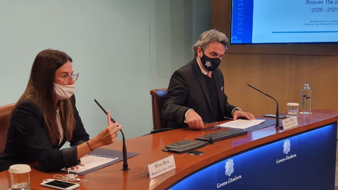 La ministra de Cultura i Esports, Silvia Riva i el secretari d’Estat d’Esports, Justo Ruiz, durant la presentació de les beques esportives.