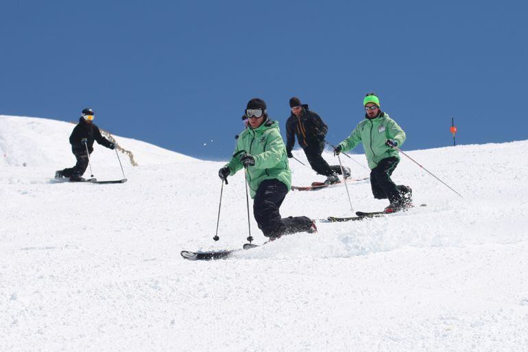 Esquiadores en las pistas de Sierra Nevada (Granada)